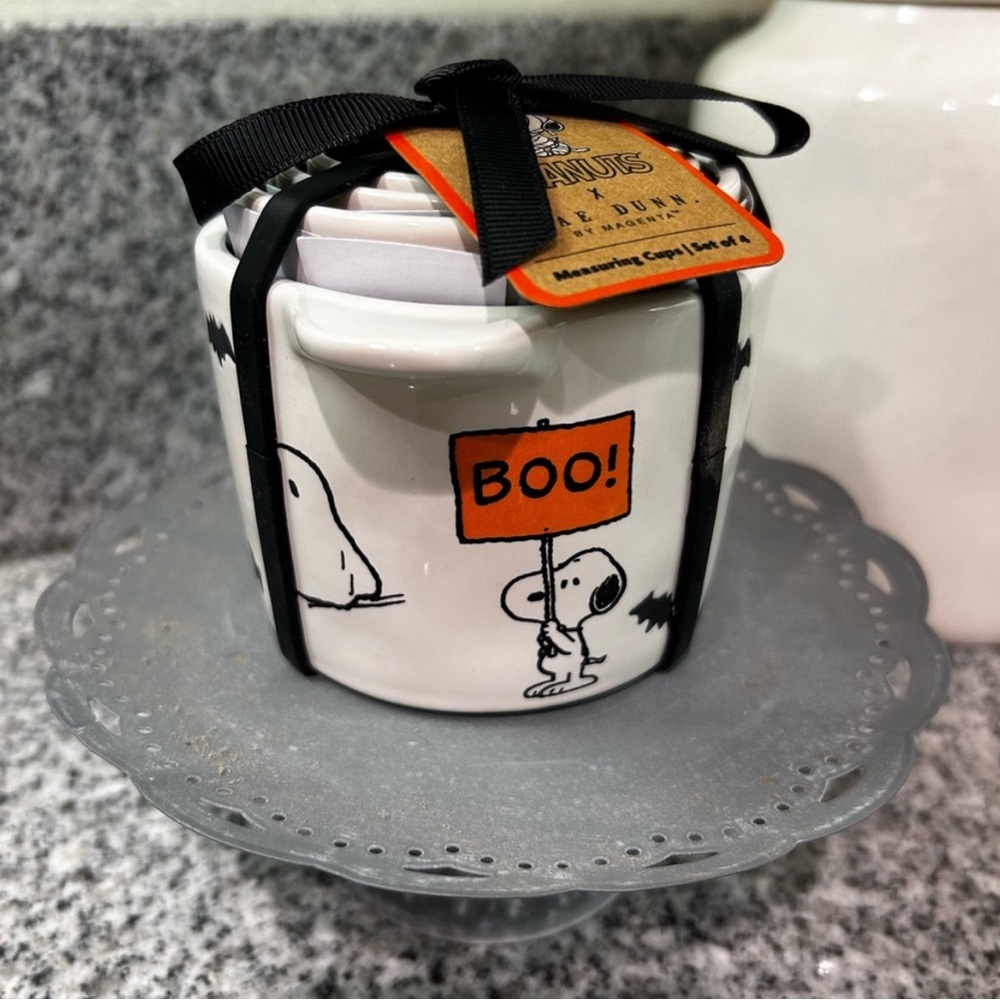 Rae Dunn x Peanuts Halloween measuring cups - new!!
Set of 4